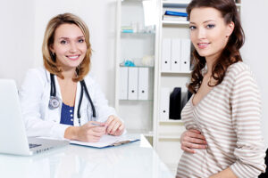 Kobieta wykonuje testy prenatalne u lekarza ginekologa