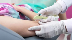 ginekolog wszczepia kobiecie implant antykoncepcyjny